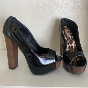 Qupid size 6 1/2 tall heel shoe